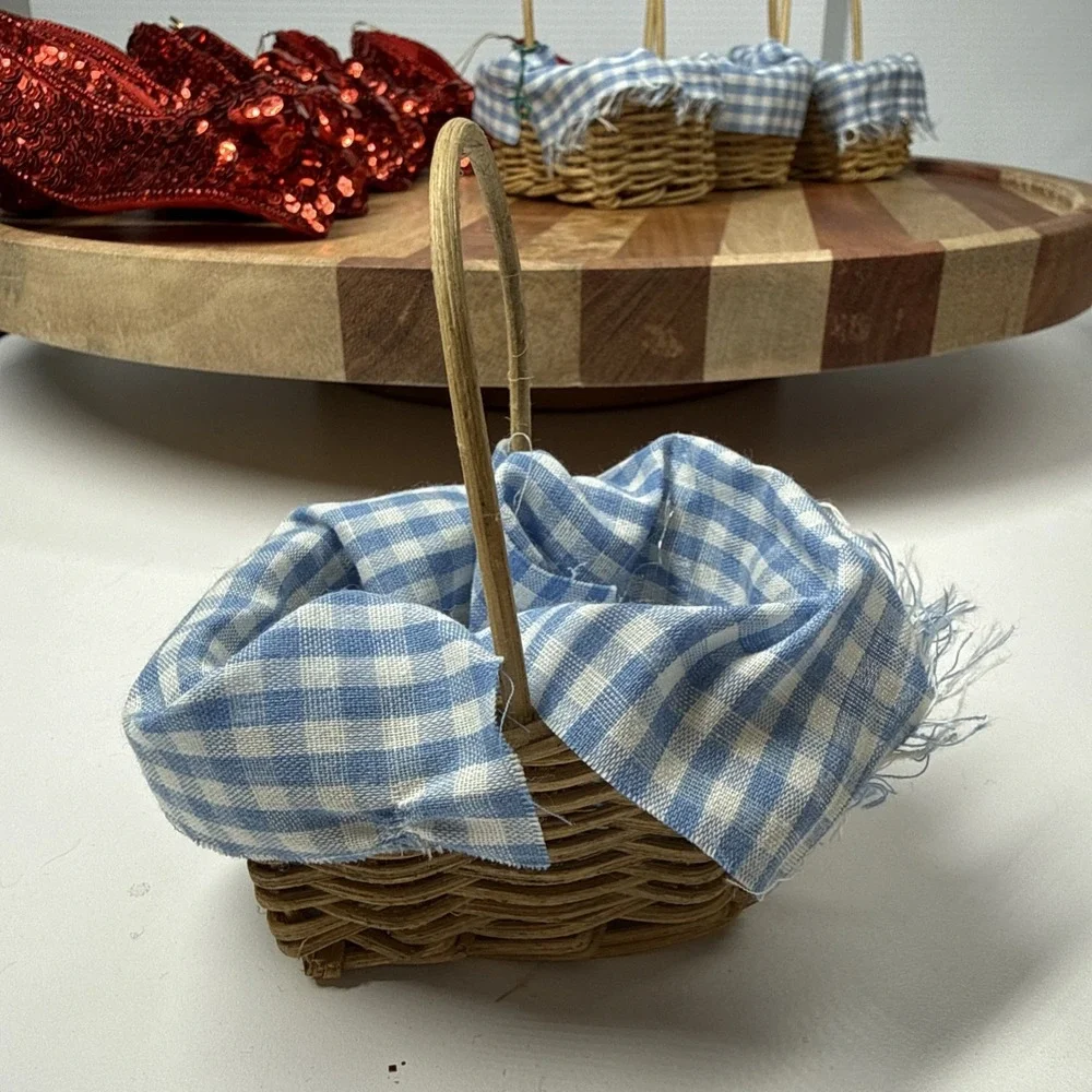 Wizard Of Oz (5) Wicker/Gingham Baskets & (8) Sequined Ruby Slippers Ornaments - Picture 6 of 12